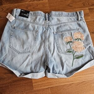 Womens size 29 floral embroidered gap girlfriend shorts
